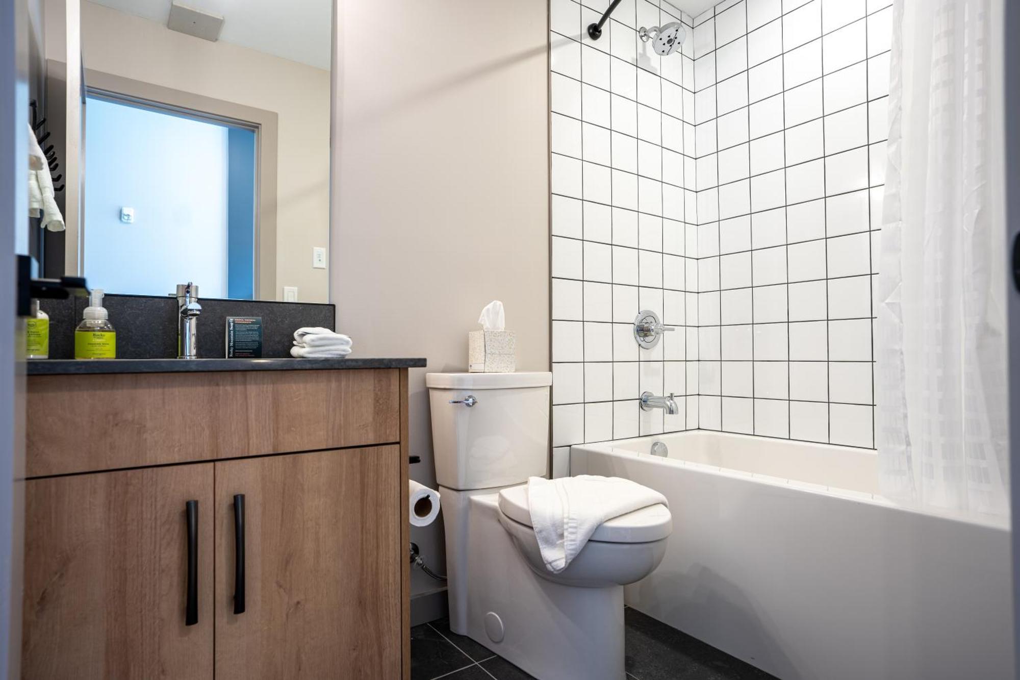 Basecamp Suites Revelstoke Exterior foto
