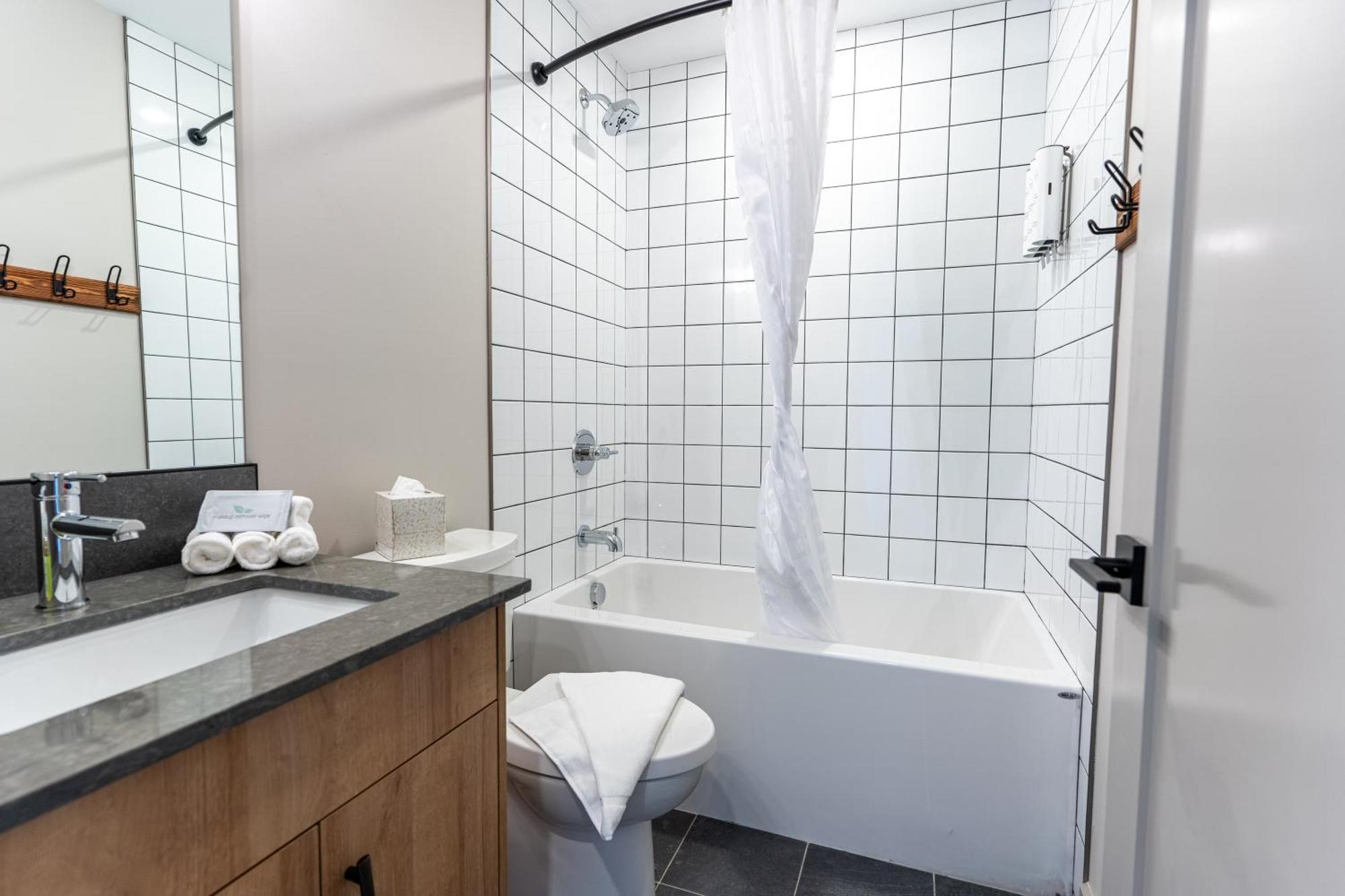 Basecamp Suites Revelstoke Exterior foto