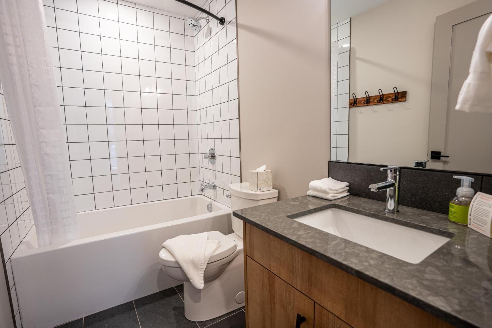 Basecamp Suites Revelstoke Exterior foto